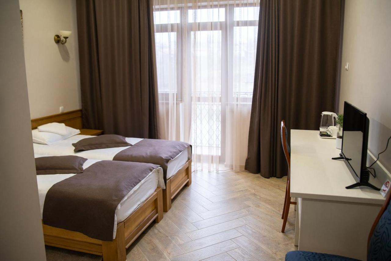 Hotel Melania à Umanʼ Extérieur photo