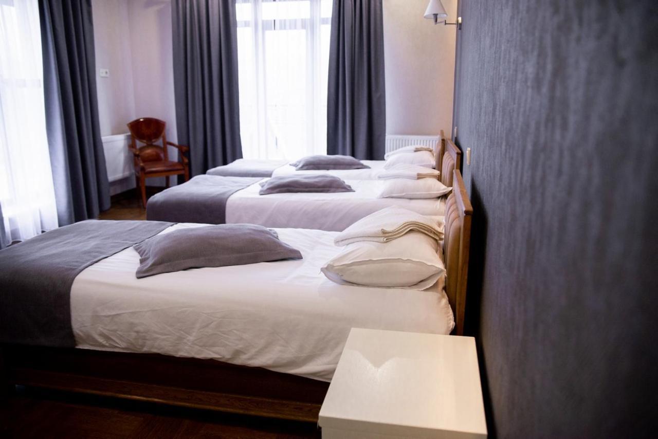 Hotel Melania à Umanʼ Extérieur photo